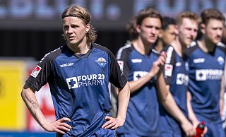 Auch Paderborns Abwehrchef Felix Götze (links) konnte den späten Ausgleich der Elversberger nicht verhindern. - picture alliance/dpa