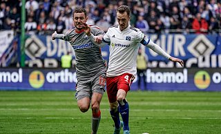 SCP-Matchwinner Dennis Srbeny (l.) kämpft gegen seinen ehemaligen Teamkollegen Sebastian Schonlau um den Ball. - dpa