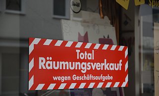 Auch das "Memories" - Engers einziges Spielwarengeschäft - schließt und kündigt den Räumungsverkauf im Schaufenster an. - Mareike Patock