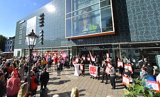 Rund 70 Karstadt-Beschäftigte setzten sich zusammen mit Passanten, Vertretern aus Politik und Gewerkschaft am Samstagvormittag für den Erhalt des Warenhauses ein. - Jens Dünhölter
