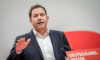 SPD-Chef Lars Klingbeil: «Die AfD ist eine brandgefährliche Partei, weil sie hetzt, polarisiert und dieses Land spalten will.» - Kay Nietfeld/dpa