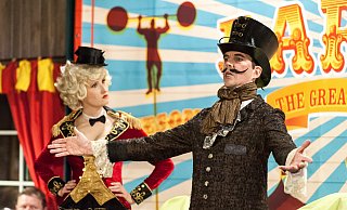 Unterhaltung, Genuss und ein sicheres Gefühl: Bei der Konzeption der Abendshows wurden Hygienemaßnahmen und Veranstaltungsorte perfekt aufeinander abgestimmt.  - ALEXANDER DEMANDT/Feine Dinnerhshow GmbH