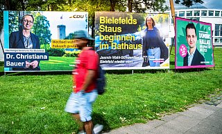 "Wesselmänner" werden die Großplakate genannt, die aktuell überall im Stadtgebiet wie hier an der Stadthalle zu finden sind. - Barbara Franke