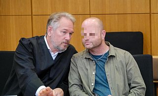 Angeklagt ist ein ehemaliger Jugenddiakon (r.) der Dietrich-Bonhoeffer-Gemeinde in Bielefeld. Hier bespricht er sich mit seinem Strafverteidiger Carsten Ernst (l.).Hier: Strafverteidiger Carsten Ernst (l.) und der Angeklagte (bitte pixeln!) - Andreas Zobe