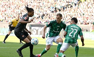 Michael Olise (l) brachte Bayern München früh in Führung. - Carmen Jaspersen/dpa