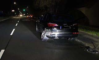 Den unbeteiligten Audi hat es schwer getroffen. - Polizei Minden-Lübbecke