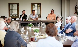 Im Ergo Vivamus kamen Bürger zusammen, um mit den Ratsherren Elmar Holstiege (links) und Armin Kuschel (Mitte) zu diskutieren. - GERALD DUNKEL