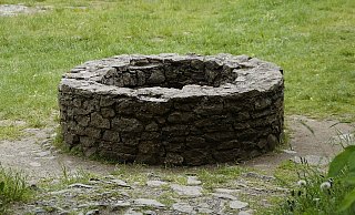 Der 18-Jährige konnte sich alleine aus dem Brunnen nicht mehr befreien. - (Symbolbild): Pixabay