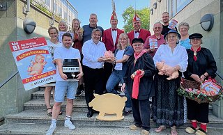 Mit einem großen Aufgebot wirbt der Stadtbezirk für den Brackweder Schweinemarkt, der am vierten Augustwochenende stattfindet. Drei Tage darf gefeiert werden. - Susanne Lahr