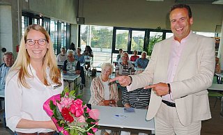 Christoph Rodermund bedankt sich bei Julia Wehrmann aus der Geschäftsführung des gleichnamigen Unternehmens für die Unterstützung während des Lockdowns und die Chance zum Reisevortrag in Wehrmanns Konferenzräumen in Eilshausen. - Siegmund Bischoff