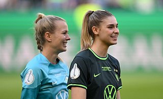 Merle Frohms (l) und Jule Brand verlassen die Wolfsburger Fußballerinnen einem Medienbericht zufolge im Sommer. - David Inderlied/dpa
