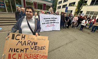 Vor dem Kreishaus demonstrierten Grüne und Linke Jugend. Der Paderborner Grünen-Ratsherr Güven Erkurt (l.) nimmt Bezug auf seine Mitgliedschaft im Paderborner Wahlausschuss. - Jens Reddeker Vor dem Kreishaus demonstrierten Grüne und Linke Jugend. Der Paderborner Grünen-Ratsherr Güven Erkurt (l.) nimmt Bezug auf seine Mitgliedschaft im Paderborner Wahlausschuss. - Jens Reddeker