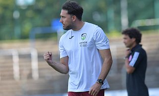 FCG-Trainer Julian Hesse ließ seinen Emotionen nach dem 3:2-Erfolg in Bonn freien Lauf. - sport/presse/foto Dünhölter
