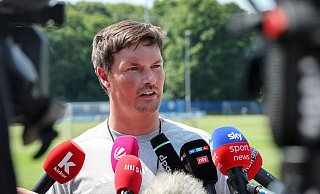Muss noch einige Antworten vor dem Saisonstart finden: HSV-Cheftrainer Merlin Polzin. - Christian Charisius/dpa