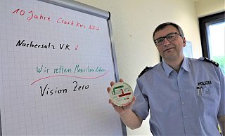 Markus Tewes zeigt ein drehbares Kärtchen zur Ermittlung von Tempo und Anhalteweg. - Simone Flörke