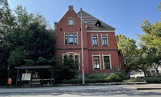 Die Villa Schlüter Unter den Ulmen 6 in der Gütersloher Innenstadt wurde 1888 gebaut. Die zwei oberen Etagen und das ausgebaute Dachgeschoss sind aktuell bewohnt - das Erdgeschoss wird derzeit aufwendig restauriert und saniert. - Lena Vanessa Bleck