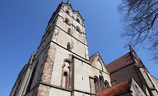 Auf einer Mauer vor dem Herforder Münster ist eine eindeutige Botschaft in roter Farbe zu lesen. - Frank-Michael Kiel-Steinkamp