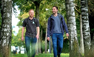 Steffen Remmert und Jörn Großekathöfer in Wanderoutfits für den großen Marsch. - Andreas Frücht