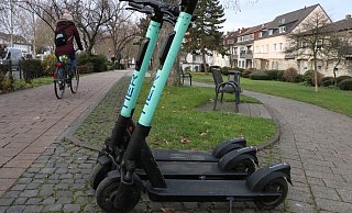 Zu Beginn des Verleihs stehen drei Roller ordentlich am Liboriberg. - Holger Kosbab