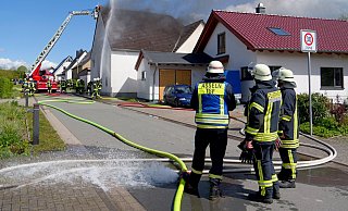 Rund 50 Feuerwehrleute aus sechs Einheiten der Feuerwehr Lichtenau bekämpften am Ostermontag einen ausgedehnten Brand in einem landwirtschaftlich genutzten Anbau an ein zweigeschossiges Wohnhaus. - Ralph Meyer
