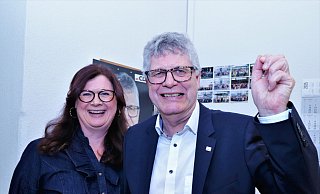 Christian Haase und seine Frau Sonja freuen sich. Haase holt das Direktmandat für die CDU im Wahlkreis Höxter-Gütersloh III-Lippe II. - David Schellenberg Christian Haase und seine Frau Sonja freuen sich. Haase holt das Direktmandat für die CDU im Wahlkreis Höxter-Gütersloh III-Lippe II. - David Schellenberg