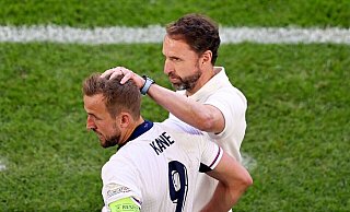 Englands Trainer Gareth Southgate (r) und Harry Kane. - David Inderlied/dpa