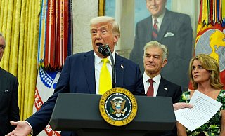 «Wenn nun aus irgendeinem Grund eine der beiden Parteien es sehr schwierig macht, werden wir einfach sagen: Ihr seid dumm», sagt Trump über den Stand der Vermittlungen im Ukraine-Krieg. - Alex Brandon/AP/dpa