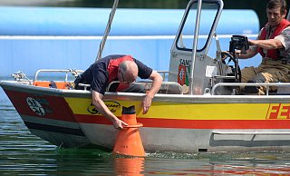 2014 ertrank ein junger Bielefelder im Nesthauser See bei Sande. Die DLRG suchte lange nach ihm. - Marc Köppelmann (Archivfoto)
