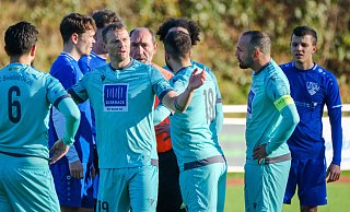 Eine kurze Diskussion der Gästespieler Helpin Ebrahim (6), Christopher Heermann (19), Alkan Görler (18) und Kapitän Volkan Ünal mit Schiedsrichter Mehmet Köksal, dann war das Spiel in Jöllenbeck beendet. - Andreas Zobe