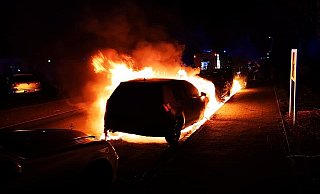 Ein Auto stand in Vollbrand beim Eintreffen der Feuerwehr. - Feuerwehr Herford