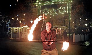Jens Schwarze von Feuerflut faszinierte auf dem Münsterkirchplatz mit seinem Spiel mit dem Feuer. - FRANK-MICHAEL KIEL-STEINKAMP