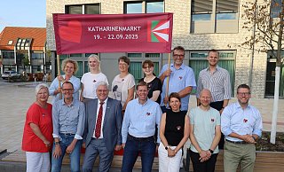 Ein großes Herz für den Delbrücker Katharinenmarkt haben die Festausschuss-Mitglieder (vorne, v. l.) Verena Altenberend, Bernd Kerkstroer, Bürgermeister Werner Peitz, Sprecher Peter Lücke, Britta Kuboth, Klaus Nickel, Ralf Engelmeier, (hinten, v. l.) Christiane Rolf, Alina Kerkstroer, Heike Sandbothe, Michaela Hartmann, Elmar Schniedermeier und Simon Daniel. - Regina Brucksch