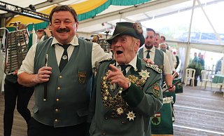 Ein Top-Schütze: Mit musikalischem Ehrengeleit des Spielmannszuges St. Johannes Stukenbrock wird Otto Fulland (r.) zum Podium eskortiert. Dirigent Norbert Greinert (links) freut sich mit ihm. - Knut Dinter