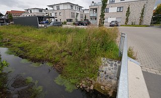 Erst in jüngster Zeit wurde in der Nähe des vor der Bebauung stehenden Bauerngartens am Oesternforth in Rietberg eine Grünfläche im Baugebiet „Luisenstraße“ mit sieben Sechsfamilienhäusern bebaut. - Birgit Vredenburg