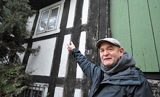 Klaus Latzel deutet auf die erste Etage der Alten Dorfmühle. Dort hat er Anfang der 1960er Jahre mit der Familie gelebt und viele Abenteuer erlebt. - Karin Prignitz
