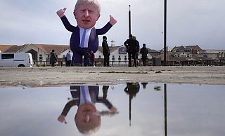 Eine über neun Meter große aufblasbare Figur von Großbritanniens Premierminister Boris Johnson wurde im nordostenglischen Hartlepool aufgestellt. - Foto: Owen Humphreys/PA Wire/dpa