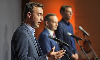 CDU-Generalsekretär Paul Ziemiak (l-r), FDP-Generalsekretär Volker Wissing und CSU-Generalsekretär Markus Blume geben nach den Sondierungsgesprächen zwischen CDU/CSU und FDP ein Pressestatement ab. - Foto: Michael Kappeler/dpa