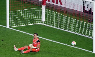 Arminia Bielefelds Torwart Martin Fraisl ist geschlagen, am Ende steht es 0:6: Der DSC geht 2022 in Stuttgart unter. - IMAGO/Sportfoto Rudel