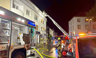 In einer Wohnung im ersten Obergeschoss dieses Wohn- und Geschäftshauses sorgte eine vergessene Pizza im Backofen für eine starke Rauchentwicklung. - Ralph Meyer