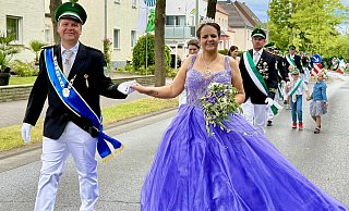 Das schützenfesterprobte Königspaar Matthias Alpmann und Diana Berger genossen nicht nur das Bad in der Menge und die Parade auf dem Sportplatz. Sie feierten drei Tage ein rauschendes Fest in Ursprunge. - Apple Photos Clean Up