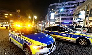 Die Polizei eilte am späten Mittwochabend zum Jahnplatz. In der Nähe hatte ein Trio einen Betrunkenen niedergeschlagen. - Andreas Frücht