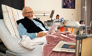 Gert Gröper ist 77 Jahre alt und liegt seit zwei Wochen auf der Palliativstation. Seinen Humor hat er dort nicht verloren. - Kreisklinikum Herford-Bünde