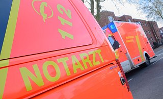 Ein Kind wurde bei dem Unfall im Kreis Gütersloh schwer verletzt. - Julian Stratenschulte/dpa