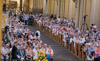 Viele Frauen und auch einige Männer im Paderborner Dom sind in Weiß gekleidet, um ein Zeichen zu setzen. - Andreas Zobe
