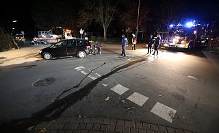 Der Renault der Frau wird auf dem Lkw verladen. Auf der Kreuzung nahm sie gegen 17.30 Uhr dem Fahrer des VW Golf die Vorfahrt. - Gerald Dunkel