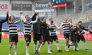 Erleichterung beim SC Verl: Die wichtigen drei Punkte wurden nach der Zitterpartie ausgiebig mit den Fans gefeiert. - Jens Dünhölter