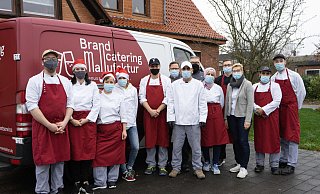 Das Team der Brand Catering Manufaktur will Alleinstehenden zu Weihnachten eine Freude machen. - Arne Dübbert