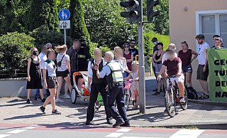 Die Polizei drängte den notorischen Störer ab in Richtung Innenstadt. - Frank-Michael Kiel-Steinkamp