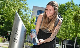 Der silberglänzende Trinkwasserbrunnen auf dem Kesselbrink ist seit Jahren stadtweit der einzige. - Barbara Franke