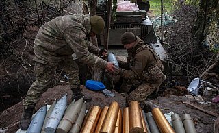 Ukrainische Soldaten bereiten Haubitzengranaten in vor. Die EU hat rund 1,4 Milliarden Euro für Militärhilfen für die Ukraine auf den Weg gebracht. - Iryna Rybakova/AP/dpa